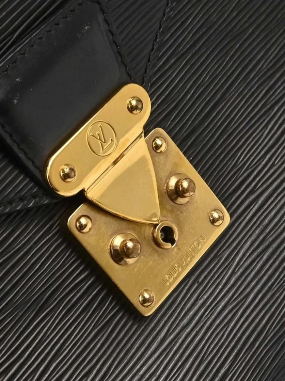 Louis Vuitton outside 	ab